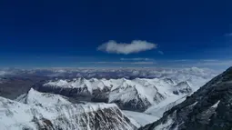 Foto yang diabadikan menggunakan ponsel ini menunjukkan pemandangan di Gunung Qomolangma pada ketinggian 7.028 meter pada 12 Mei 2020. (Xinhua/Penpa)