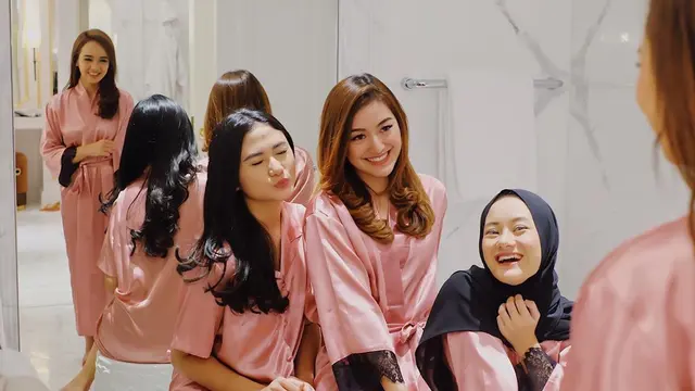 Temu Kangen, Ini 6 Potret Persahabatan Dinda Hauw dan Sheila Rizkyana