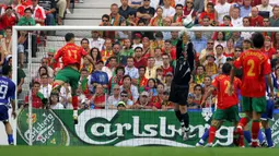 Gol pertama Cristiano Ronaldo dicetak pada partai pembukaan Euro 2004 di Grup A melawan Yunani di Dragao Stadium, Porto (12/6/2004). Gol terjadi di masa injury time setelah Portugal tertinggal 0-2. Hasil akhir Portugal kalah 1-2. (Foto: AFP/Aris Messinis)