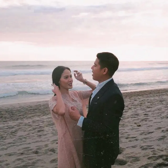 5 Potret Kedekatan Nino RAN dan Della Dartyan, Pemeran Arini di Love for Sale