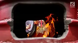 Warga keturunan Tionghoa membakar kertas Kim Lou pada perayaan Tahun Baru Imlek 2570 di Vihara Boen Tek Bio, Pasar Lama, Tangerang, Selasa (5/2). (Liputan6.com/Fery Pradolo)