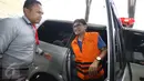 Andi Zulkarnaen Mallarangeng alias Choel Mallarangeng turun dari mobil di Gedung KPK, Jakarta, Selasa (14/2). Tersangka kasus dugaan korupsi proyek Hambalang itu menjalani pemeriksaan perdana setelah resmi menjadi tahanan KPK. (Liputan6.com/Helmi Afandi)