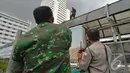 Petugas berusaha membujuk Agustinus untuk menghentikan aksi berbahayanya, Jakarta, Rabu (23/07/2014) (Liputan6.com/Johan Tallo)