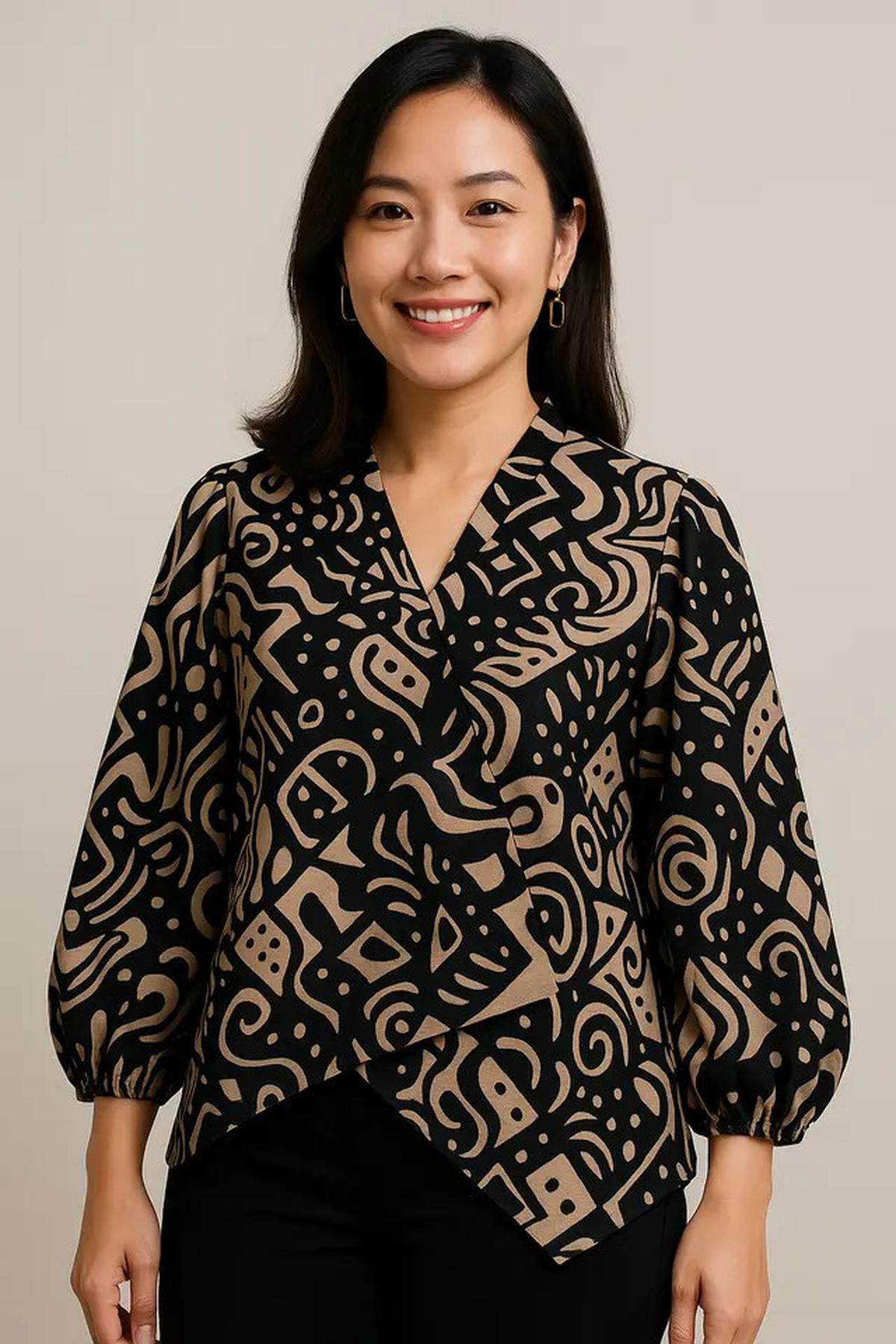 10 Model Blouse Batik Lengan Bishop yang Lagi Tren, Bikin Kamu Fashionable