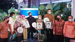 Menteri BUMN Erick Thohir, Anggota DPR Adian Napitupulu, Direktur Utama Bank BTN Haru Koesmahargyo, Wadirut Bank BTN Nixon LP Napitupulu foto bersama dengan keluarga ahli waris pejuang reformasi di Jakarta (25/04/2022). Pemberian bantuan 4 unit rumah merupakan bentuk perhatian pemerintah kepada keluarga pejuang reformasi. (Liputan6.com/HO/BTN)