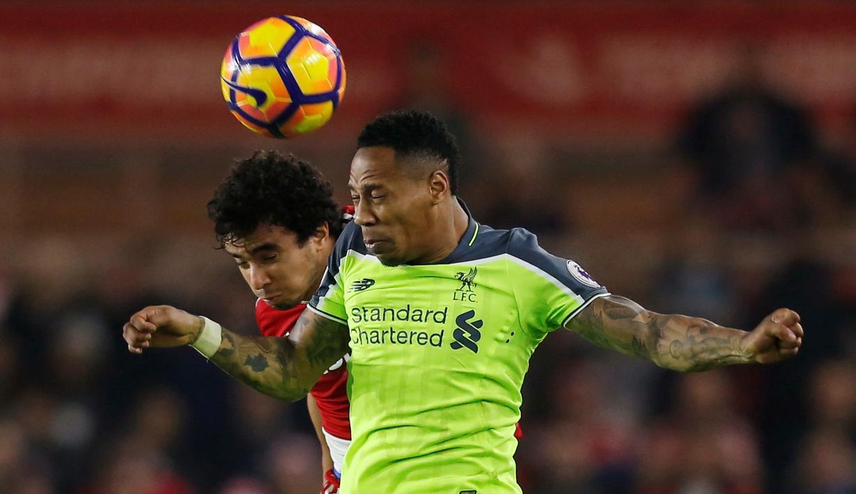 Duel antara pemain Liverpool, Nathaniel Clyne, dan pemain Middlesbrough, Fabio, dalam lanjutan Premier League di Stadion Riverside, Middlesbrough, Rabu (14/12/2016) waktu setempat. (Action Images via Reuters/Ed Sykes)