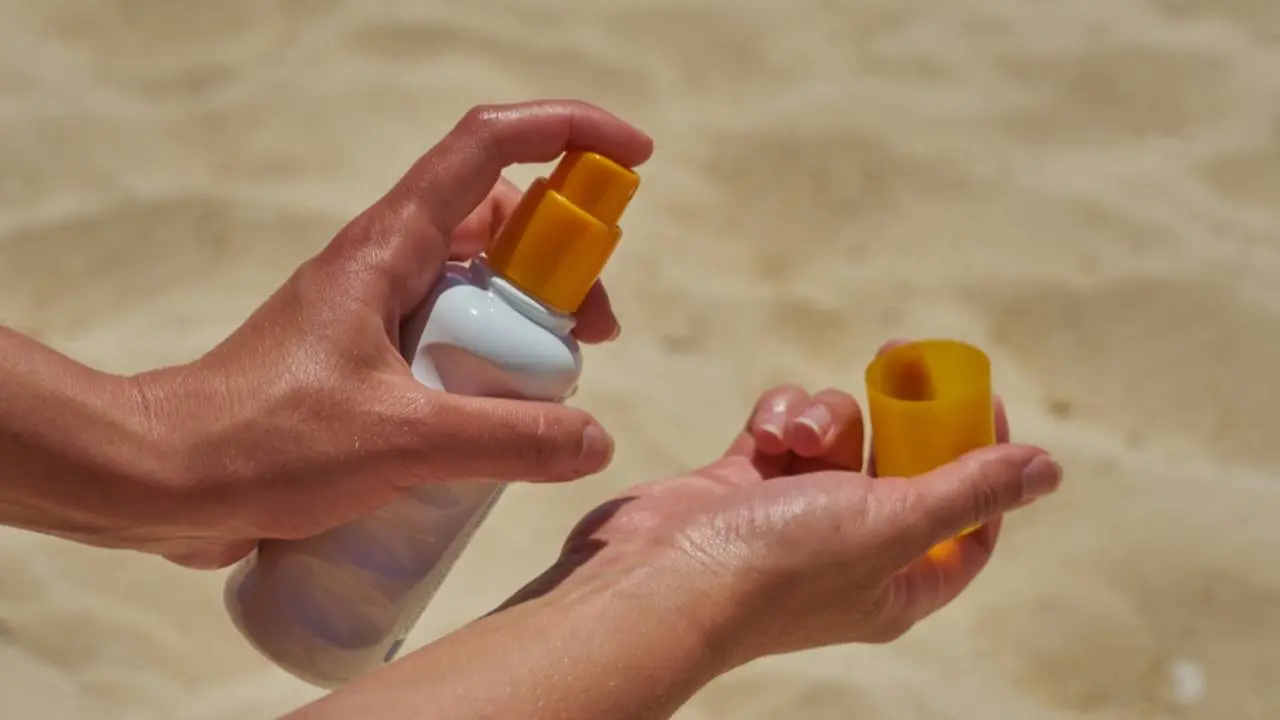 Nggak Takut Makeup Geser, Ini Sunscreen Mist Terbaik untuk Re-Apply SPF