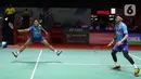 Pebulu tangkis ganda putra Indonesia Fajar Alfian/Muhammad Rian saat bertanding melawan pebulu tangkis ganda putra Taiwan Chang Ko Chi/Po Li Wei pada babak 16 besar turnamen Daihatsu Indonesia Masters 2023 di Istora Senayan, Jakarta, Kamis (26/1/2023). Fajar/Rian mengalahkan Chang Ko Chi/Po Li Wei dengan skor 13-21, 21-9, dan 21-14. (Liputan6.com/Herman Zakharia)
