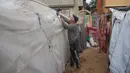 Mereka juga memanfaatkan lahan-lahan terbuka dengan membangun tenda-tenda perlindungan. (Eyad BABA/AFP)