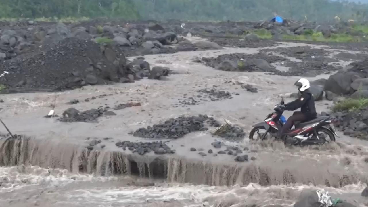 Penempakan Banjir Lahar Semeru, Warga Panik Selamatkan Diri Nekat Seberangi Derasnya Arus Bermaterial