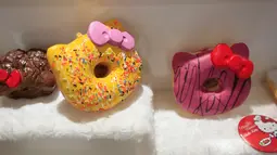 Donat berbentuk Hello Kitty disebuah restoran di Shanghai, Cina, April 9, 2016. Restoran ini merupakan restoran pertama yang resmi memakai Hello Kitty sebagai temanya.( REUTERS/ Ealy Son)