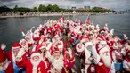 Sejumlah santa claus berlayar selama Kongres Dunia Sinterklas di Kopenhagen, Senin (23/7). Tahun ini 130 sinterklas dari berbagai penjuru dunia berkumpul di ibu kota Denmark untuk acara tiga hari tersebut. (Mads Claus Rasmussen/Scanpix via AP)