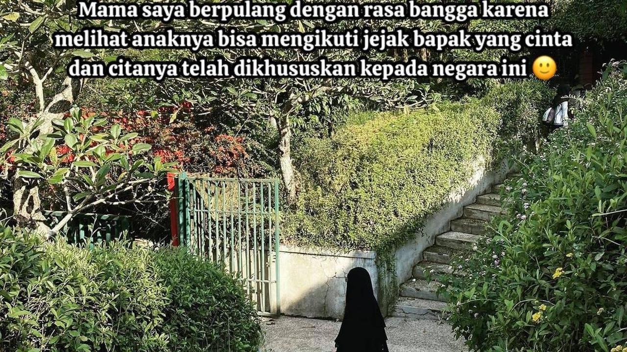 "Berkat kisah bapak pula, Mama saya berpulang dengan rasa bangga karena melihat anaknya bisa mengikuti jejak bapaknya yang cinta dan citanya telah dikhususkan kepada negara ini 🙂," lanjutnya. <br>
