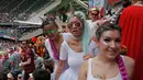 Tiga fans wanita mengenakan kostum Unicorn saat menyaksikan pertandingan RugbY Sevens di Hong Kong (8/4). Para wanita yang  ini hadir mengenakan pakaian dan atribut unik demi mendukung tim kesayangannya. (AP Photo / Kin Cheung)