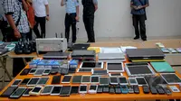 Polisi mengamanakn sejumlah ponsel dan laptop di kawasan Cilandak Timur, Jakarta, Kamis (7/5/2015).  Ponsel dan laptop ini diduga digunakan untuk aksi penipuan dengan modus cyber crime WNA asal Tiongkok (Liputan6.com/Faizal Fanani)