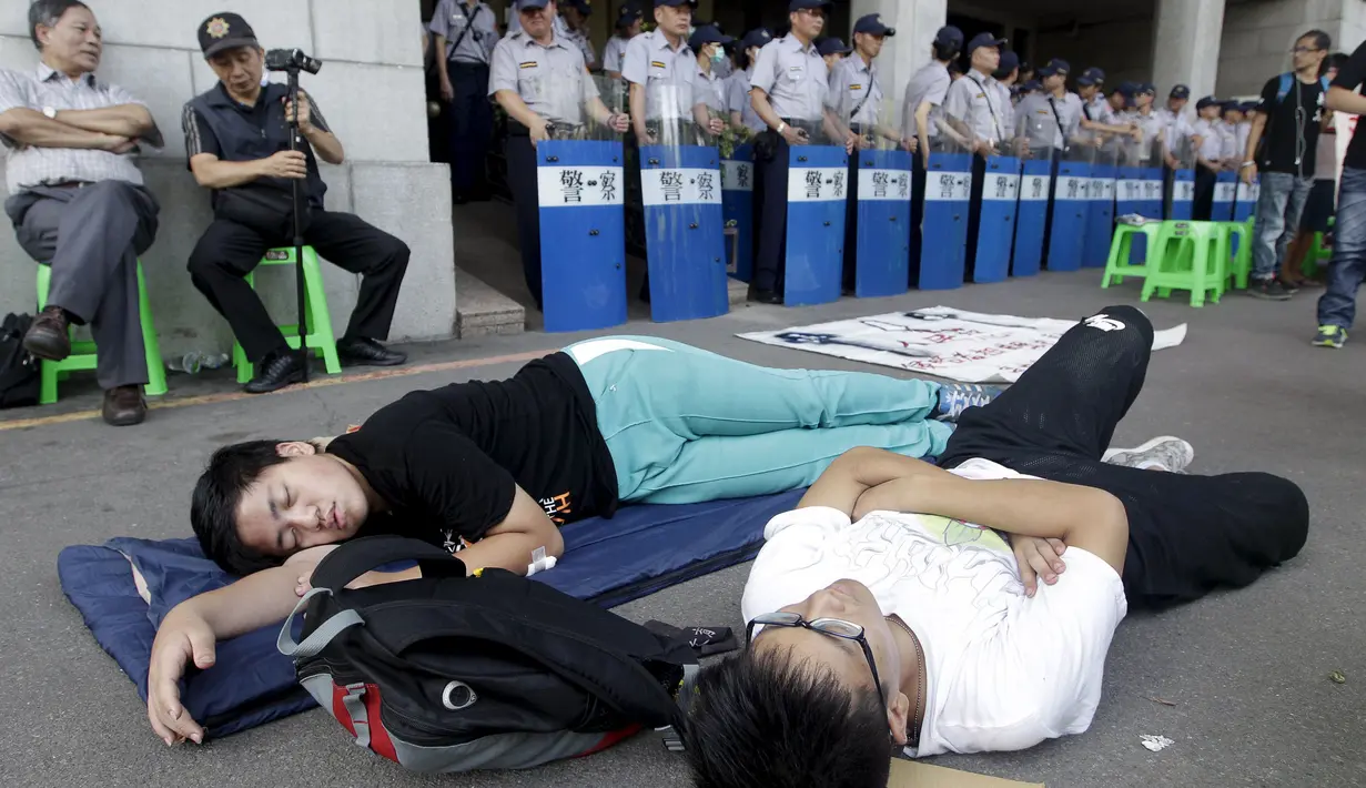 Sejumlah pelajar tampak tidur di jalanan sekitar Gedung Kementerian Pendidikan, Taipei, Taiwan, Jumat (31/7/2015). Mereka menggelar aksi menuntut pengunduran diri menteri pendidikan yang mengedarkan buku sekolah menyesatkan. (REUTERS/Pichi Chuang)