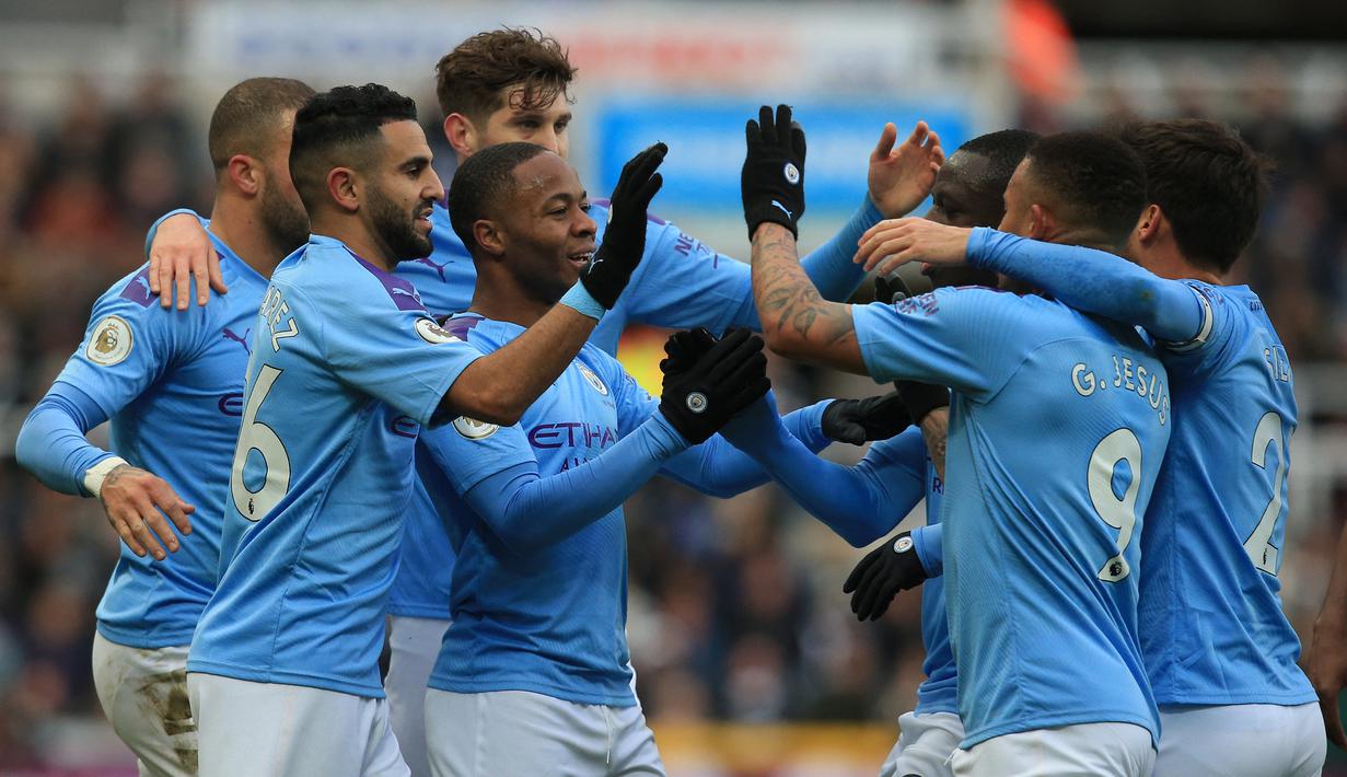 Manchester City 2019/2020. Pada musim 2019/2010, musim keempat Pep Guardiola mengarsiteki Manchester City, ia mampu membawa The Citizens finis di posisi runner-up di bawah Liverpool. Meski gagal merebut gelar juara, namun Raheem Sterling dkk mampu mengoleksi gol di atas seratus, yaitu total 102 gol, unggul jauh dari Liverpool yang hanya mengoleksi 85 gol. Raheem Sterling sendiri total mencetak 20 gol dan ada di urutan keempat daftar top skor. (AFP/Lindsey Parnaby)