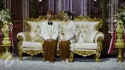 Pasangan Gibran Rakabuming Raka dan Selvi Ananda terlihat duduk di kursi pelaminan saat acara resepsi di Graha Saba Buana, Sumber, Solo, Kamis (11/6/2015). (Liputan6.com/Herman Zakharia) 