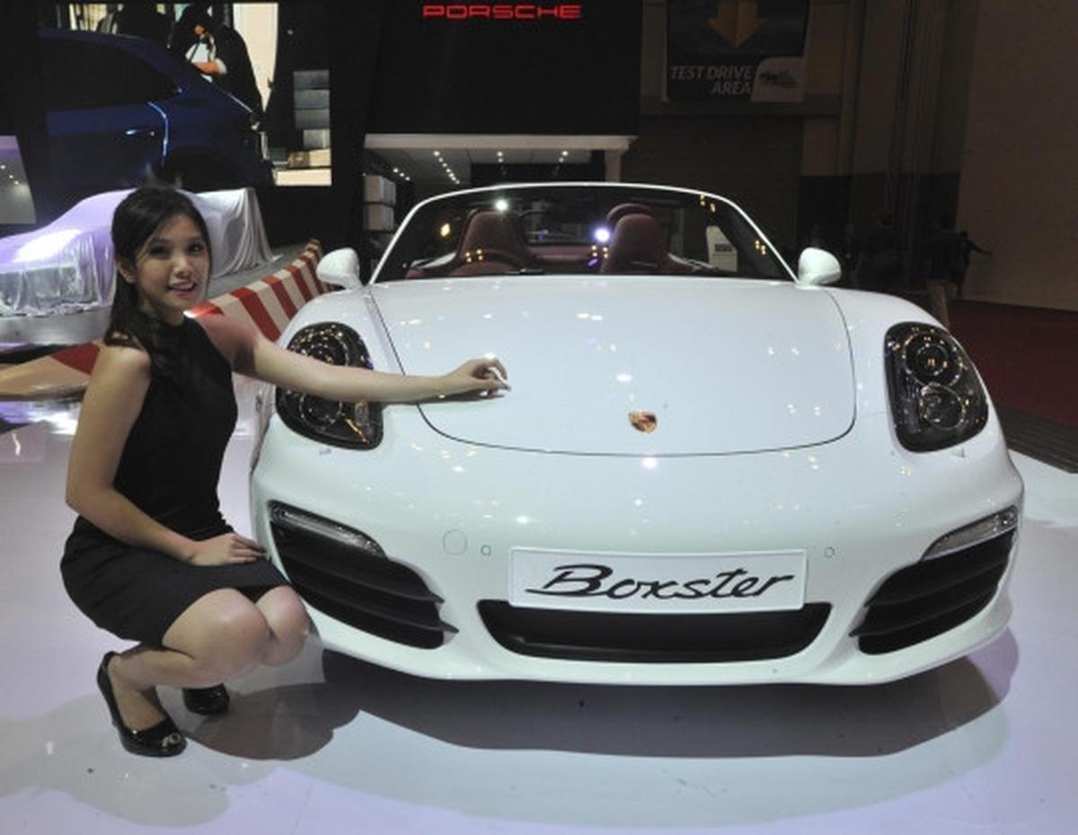 Aduhai model-model seksi hiasi pameran otomotif GIIAS 2015