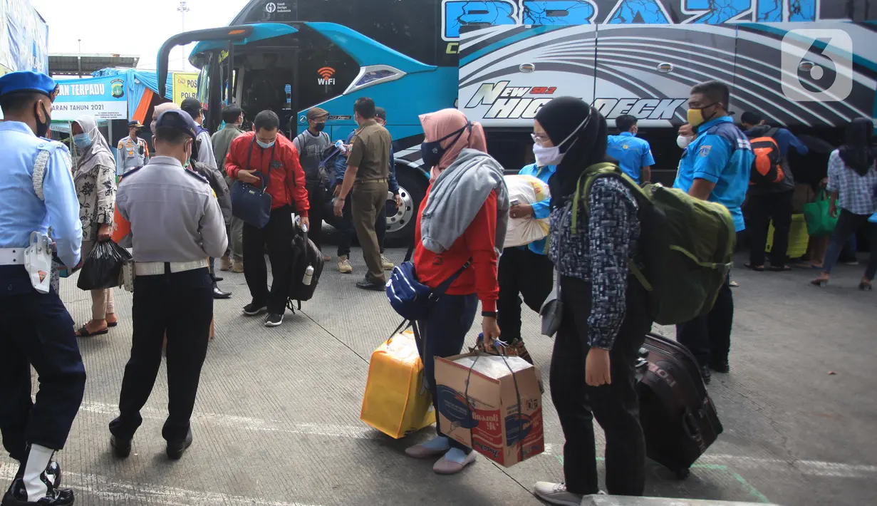 Pemudik mulai berdatangan usai pulang dari kampung halamannya di Terminal bus Kalideres, Jakarta Barat, Senin (17/5/2021). Arus balik pemudik mulai terlihat di sejumlah terminal di Jakarta, salah satunya di Terminal Kalideres. (Liputan6.com/Angga Yuniar)