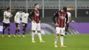 Gelandang AC Milan, Brahim Diaz (kanan) tertunduk setelah pemain Lille Yusuf Yazici mencetak gol pada pertandingan grup H Liga Europa di Stadion San Siro, di Milan, Italia, Kamis (5/11/2020). Lille menang telak atas AC Milan 3-0. (AP Photo/Luca Bruno)