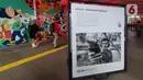 Warga mengamati karya dalam pameran foto cerita Hari Hak Asasi Manusia 2022 di Terowongan Kendal, Jakarta Pusat, Senin (5/12/2022). Tema dari pameran ini adalah inklusi disabilitas, hak masyarakat adat melalui pelestarian bahasa asli, dan bioskop bisik. (Liputan6.com/Magang/Aida Nuralifa)
