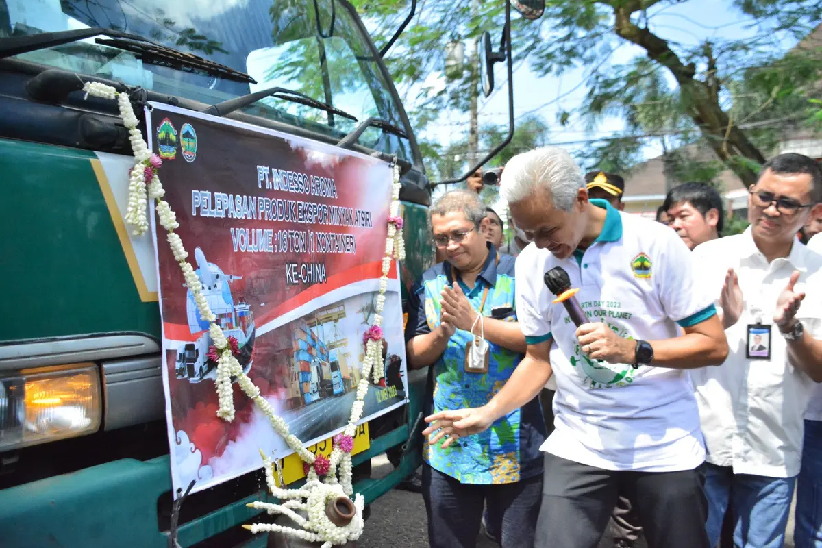Ganjar Pranowo melepas ekspor produk UMKM di Banyumas. (Foto: Liputan6.com/Humas Pemkab Banyumas)