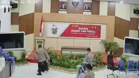 Video diduga Kapolres Nunukan memukul personelnya di acara 'Bansos Akabri 1999 Peduli' tertanggal 21 Oktober 2021, viral di media sosial. (Liputan6.com/ Istimewa)
