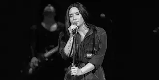 Demi Lovato sepertinya sangat emosional dua hari sebelum dirinya overdosis. Fans yang hadir di konser mengatakan Demi menangis saat di panggung. (CHRISTOPHER POLK / GETTY IMAGES NORTH AMERICA / AFP)
