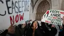 Para demonstran pro-Palestina berunjuk rasa saat Dewan Kota memperdebatkan resolusi simbolis seruan gencatan senjata dalam perang antara Israel dan Hamas pada tanggal 31 Januari 2024 di Chicago, Illinois. (Scott Olson/Getty Images/AFP)