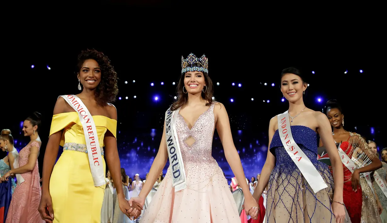 (Ki-ka) Republik Dominika Yaritza Miguelina Reyes Ramirez, Miss World 2016 dari Puerto Rico Stephanie Del Valle dan Miss Indonesia, Natasha Mannuela berfoto seusai ajang Miss World 2016 di Oxen Hill, Maryland, Minggu (18/12). (REUTERS/Joshua Roberts)