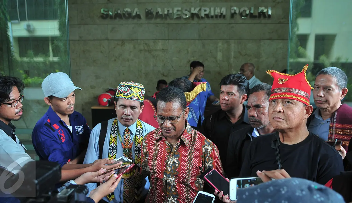 Makarius Nggiri Wangge, selaku advokat Max memberikan keterangan saat tiba di kantor sementara Bareskrim di kompleks Kementerian Kelautan dan Perikanan, Jakarta, Jumat (3/3). (Liputan6.com/Faizal Fanani)