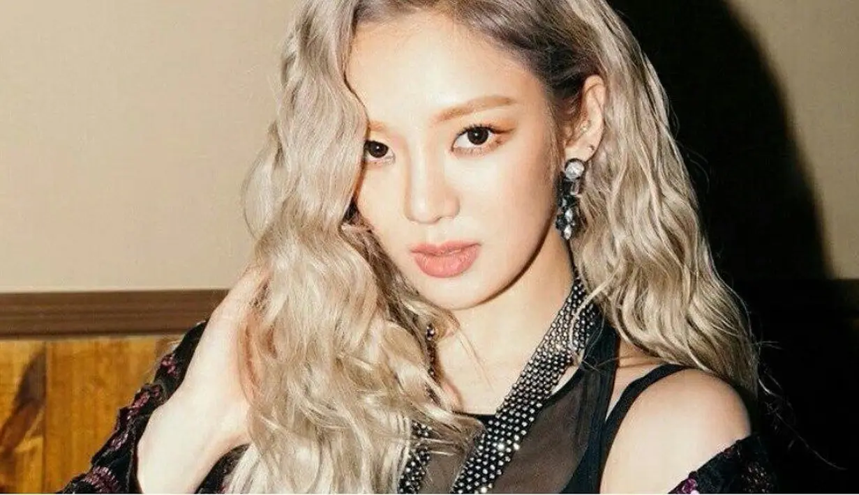 Dilansir dari Koreaboo, Hyoyeon mengaku masih canggung ketika berhadapan dengan leader idol grup SNSD tersebut. (Allkpop)