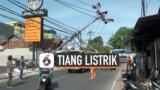 Tiang listrik yang berada di Jalan Raya Kebon Jeruk, Jakarta Barat roboh pada Senin (21/10/2019) siang. Akibatnya, pengguna jalan yang ingin melintas dari dan ke Kebon Jeruk harus mengantre.