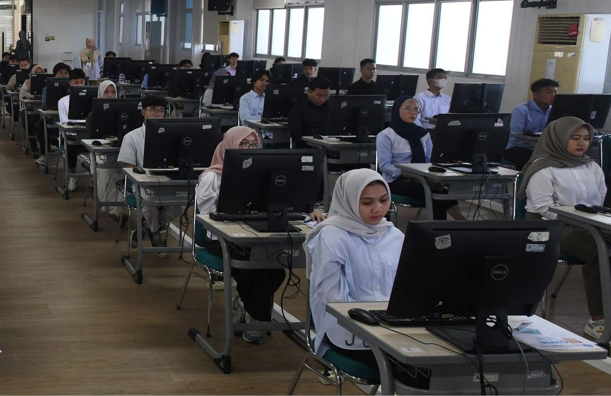 Peserta mengikuti UTBK-SNBT di Kampus UPN Veteran