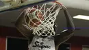 Pemain Stapac Jakarta, Savon Goodman, mencetak poin saat menghadapi Pacific Caesar Surabaya pada laga semi final IBL 2019 di GMSB Kuningan, Jakarta, Jumat(8/3). Stapac unggul 87-66 atas Pacific. (Bola.com/Yoppy Renato)