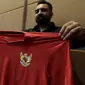 Kolektor jersey Timnas, Jack Tekani, saat peluncuran Warrix Indonesia di Hotel Santika, Jakarta, Kamis, (6/2/2020). Apparel asal Thailand ini resmi masuk pasar Indonesia. (Bola.com/M Iqbal Ichsan)