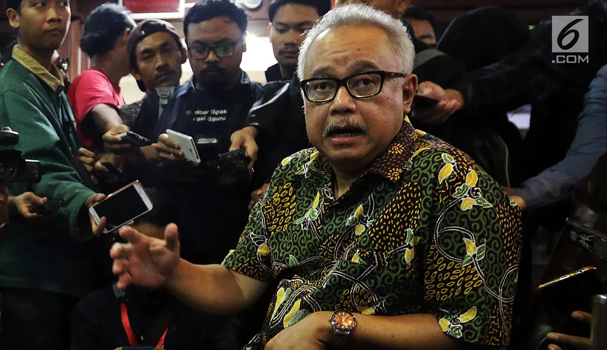 Kuasa hukum Abu Bakar Baasyir Mahendradatta saat menemui Wakil Ketua DPR Fadli Zon di Kompleks Parleman, Jakarta, Rabu (23/1). Rencana pembebasan Baasyir masih menunggu kepastian dari pemerintah. (Liputan6.com/JohanTallo)