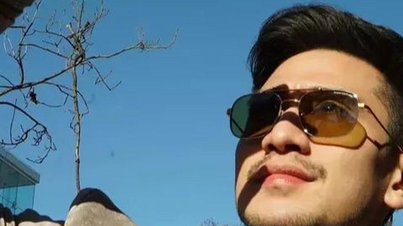Penampilan baru Verrell Bramasta dengan kumis dan janggut tipis menguatkan kesan dewasa pada dirinya.<br>
