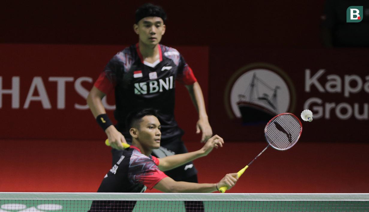 Di nomor ganda putra, Indonesia meloloskan 6 pasang ganda putra ke babak 16 besar. Satu-satunya ganda putra yang tumbang di hari pertama adalah juara All England 2022, Muhammad Shohibul Fikri/Bagas Maulana yang takluk dari rekan senegaranya, Sabar Karyaman Gutama/Moh Reza Pahlevi Isfahani dengan rubber game, 21-19, 12-21 dan 16-21. (Bola.com/Ikhwan Yanuar)