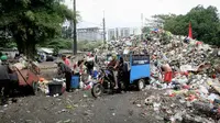 Petugas kebersihan beraktivitas di sekitar tempat pengelolaan sampah di kawasan Kalibata, Jakarta, Minggu (21/6/14). (Liputan6.com/Faizal Fanani)