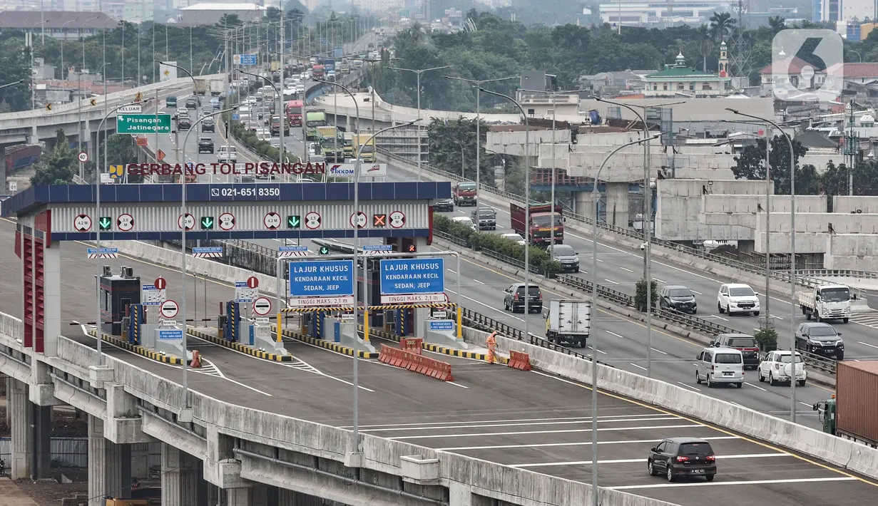 Kendaraan saat melintasi Gerbang Tol (GT) Pisangan, Jatinegara, Jakarta Timur, Senin (15/3/2021). PT CMNP mulai mengoperasikan GT Pisangan yang menghubungkan sisi barat ruas Tol Becakayu Seksi 1A dengan ruas Tol Ir Wiyoto Wiyono. (merdeka.com/Iqbal S. Nugroho)