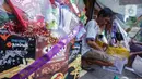 Memasuki pekan ketiga Ramadan 1445 H, sejumlah pedagang mengaku mulai ramai mendapat pesananan. (merdeka.com/Arie Basuki)