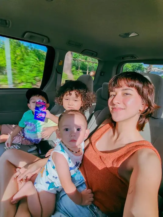 <p>Dahlia Poland sendiri begitu menikmati momen-momen bersama ketiga anak tercinta. (FOTO: instagram.com/dahliachr/)</p>