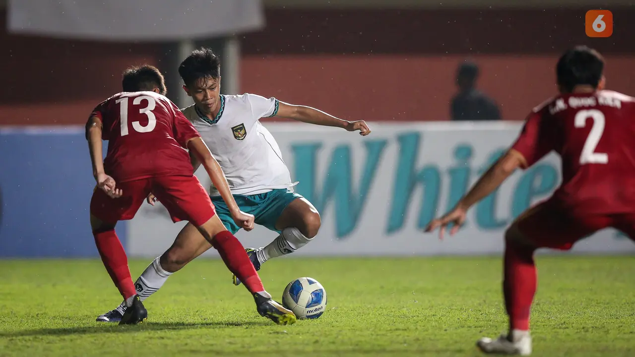 Foto: Goyangan Kafiatur Kecoh Dua Bek dan Jebol Gawang Vietnam, Timnas Indonesia U-16 Juara Piala AFF U-16 2022