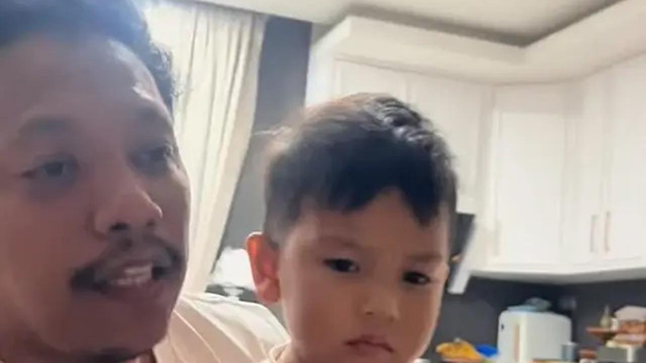 Potret Ruang TV di Rumah Arie Kriting dan Indah Permatasari, Langsung Terhubung dengan Dapur