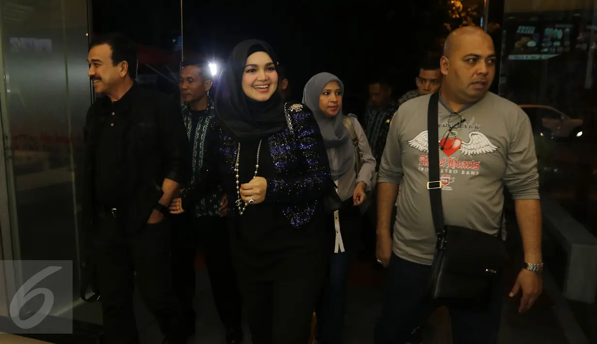 Diva asal Malaysia, Siti Nurhaliza bersama sang suami, Datuk Khalid Mohammed (kiri) tiba di restoran cepat saji di kawasan Kemang, Jakarta, Minggu (10/1). Pelantun tembang Cindai itu akan merayakan ulang tahunnya yang ke-37. (Liputan6.com/Herman Zakharia)