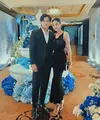 Deva Mahenra tampil serasi dengan sang istri Mikha Tambayong mengenakan outfit serba hitam. Deva mengenakan kemeja putih ditumpuk vest dan jas hitam, dipadukan celana panjang, serta sepatu yang juga berwarna hitam. Sedangkan Mikha tampil super cantik dengan dress bertali spageti dengan siluet mermaid yang juga berwarna hitam. [Foto: Instagram/devamahenra]