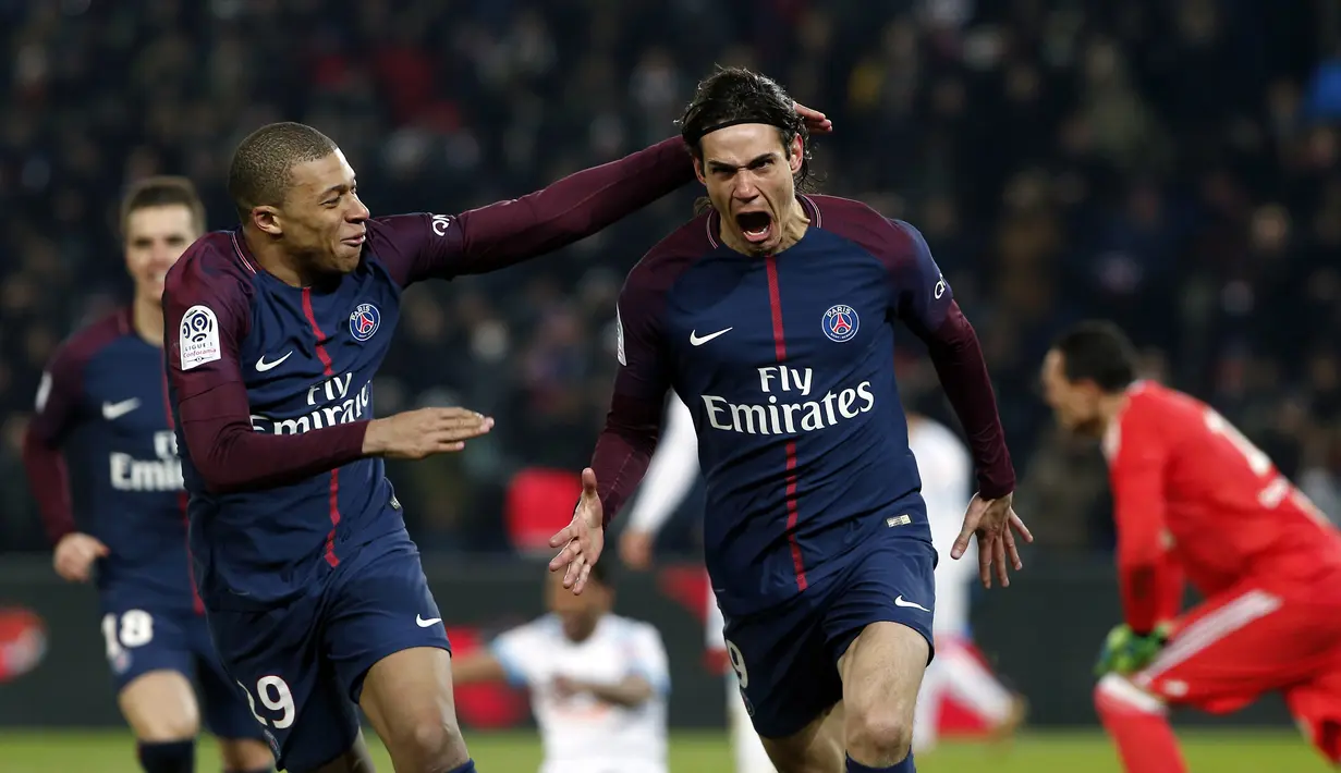 Pemain PSG, Edinson Cavani (kanan) merayakan gol bersama rekannya Kylian Mbappe pada lanjutan Ligue 1 Prancis di Parc des Princes Stadium, Paris, (25/2/2018). PSG menang 3-0. (AP/Thibault Camus)