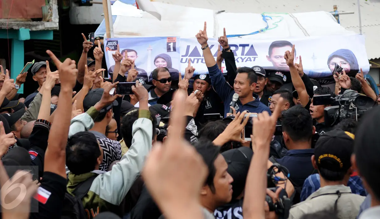 Cagub DKI Jakarta, Agus Harimurti Yudhoyono (AHY) saat blusukan di kawasan Kampung Pulo, Jakarta, Selasa (27/12). AHY datang ke tempat tersebut untuk mendengarkan keluhan warga. (Liputan6.com/Gempur M Surya)